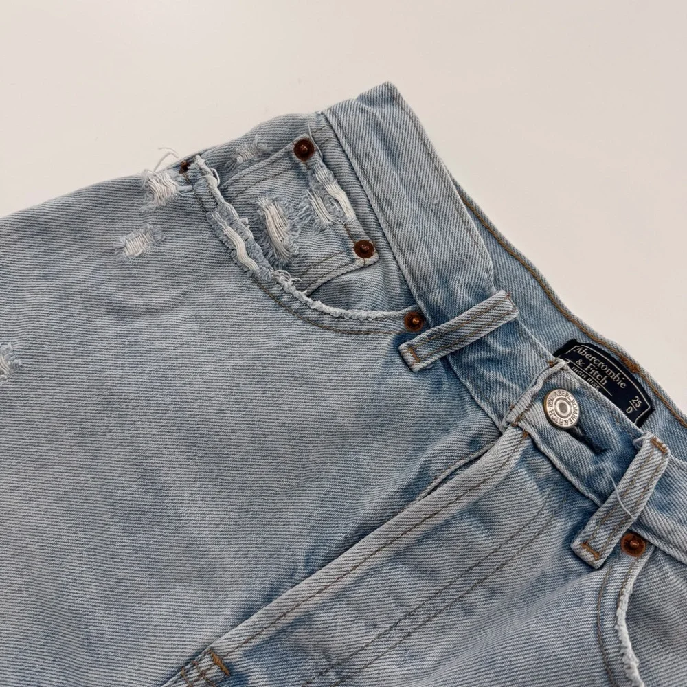 Abercrombie & Fitch High Rise 9” Short Women’s Light Wash Distressed Denim 0 - Picture 3 of 8